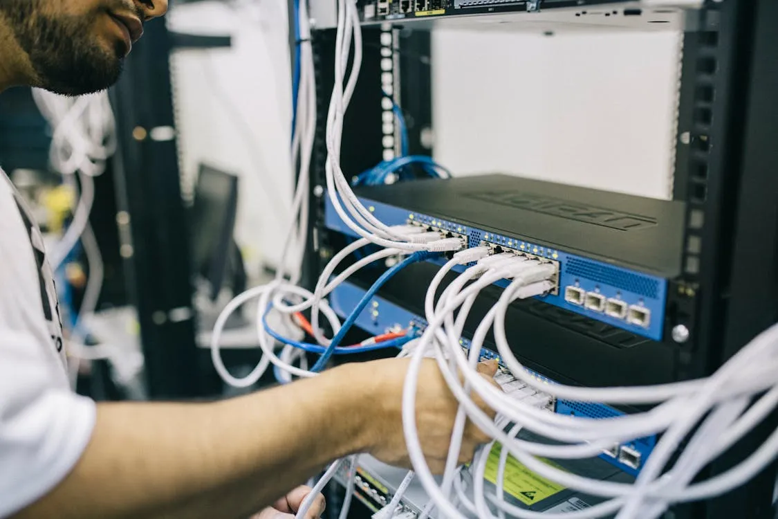 Técnico reparando equipo para software SAT Velneo