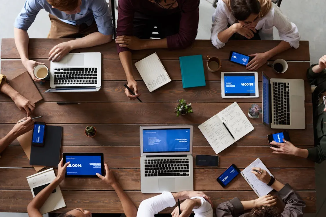 Reunión de negocios para gestión de servicios y consultoría con Velneo